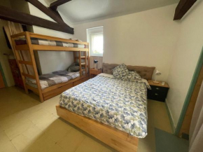 chambre 4 personnes , salle de bain, WC, avec entrée indépendante , grand parking